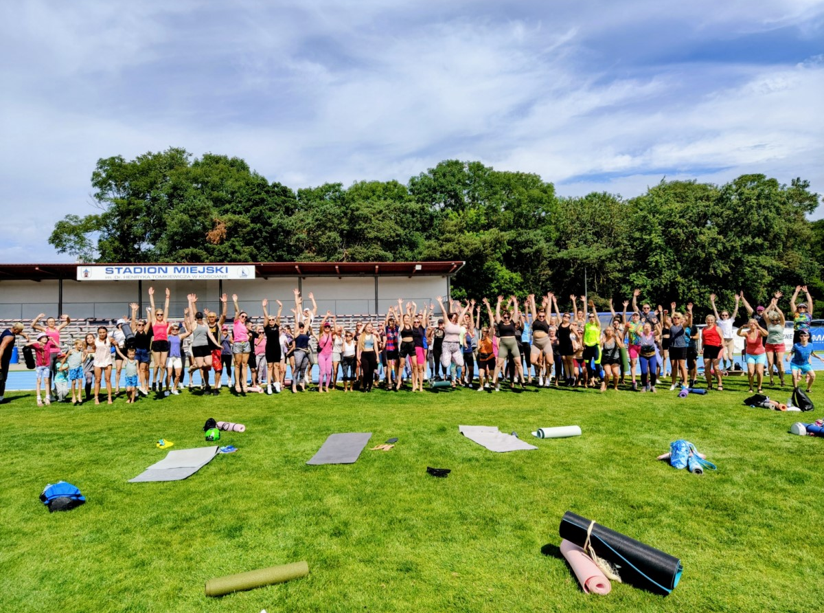 Joga na trawie na Stadionie Miejskim — relaks i energia na świeżym powietrzu