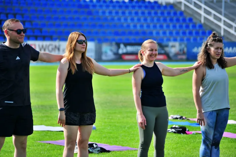 joga-na-trawie-na-stadionie-miejskim-relaks-1