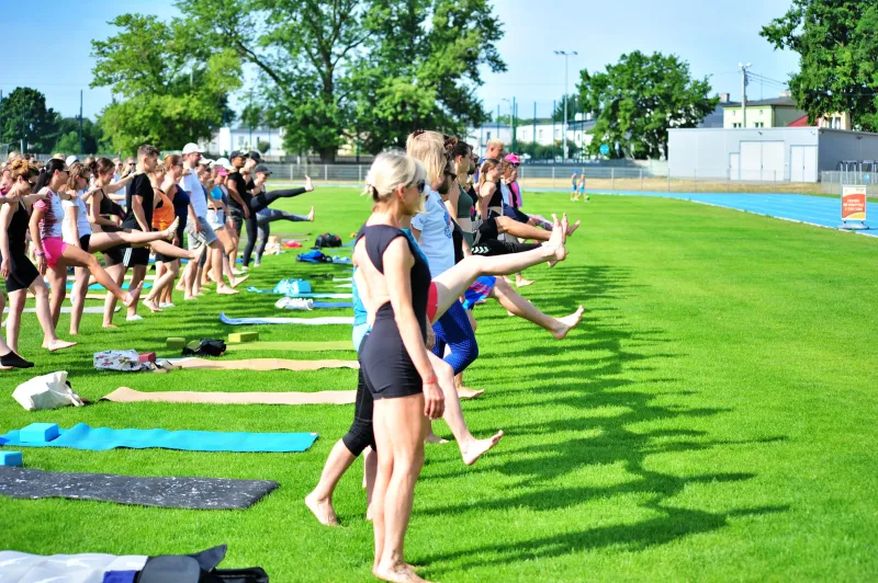 joga-na-trawie-na-stadionie-miejskim-relaks-2