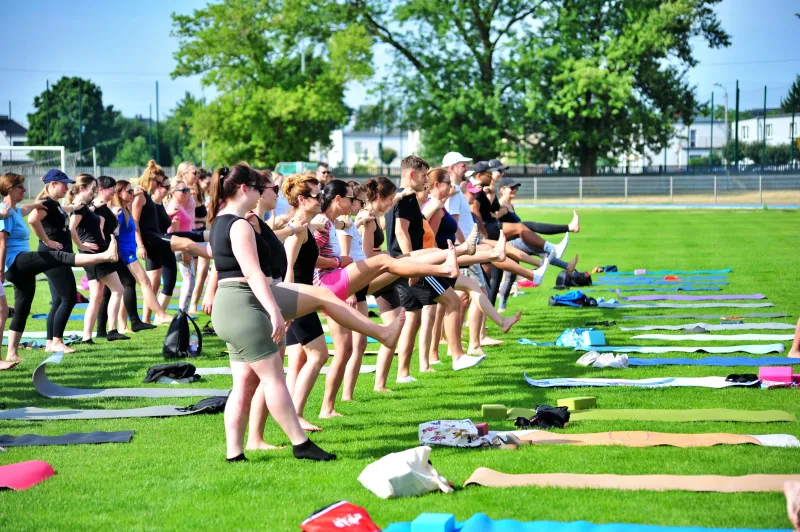 joga-na-trawie-na-stadionie-miejskim-relaks-3