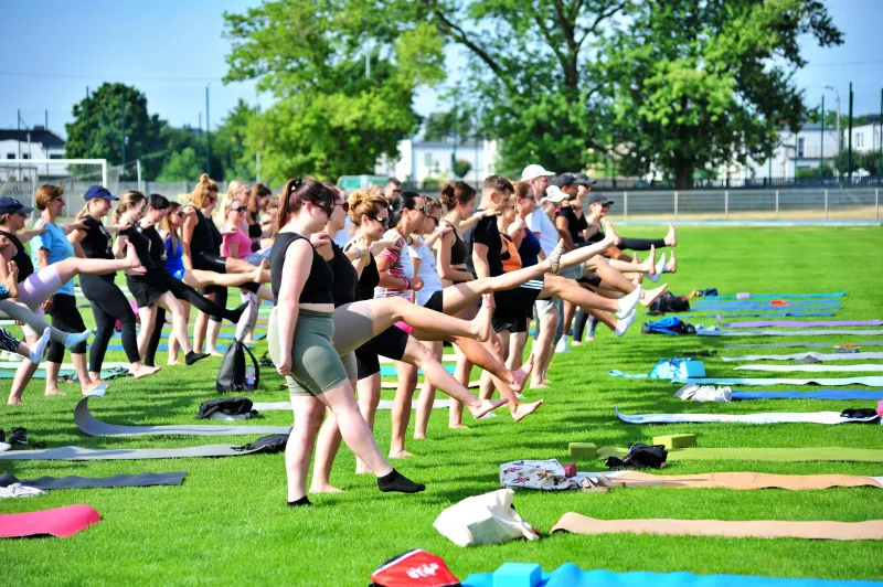 joga-na-trawie-na-stadionie-miejskim-relaks-4
