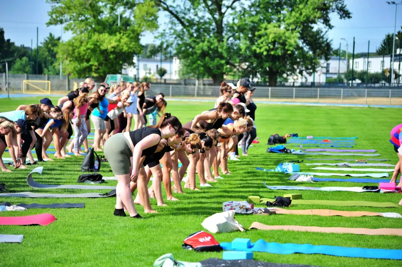 joga-na-trawie-na-stadionie-miejskim-relaks-8